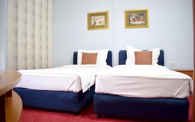 Hotel Aristocrat & Fish Restaurant