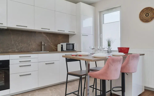 Opoczynska Apartment by Renters