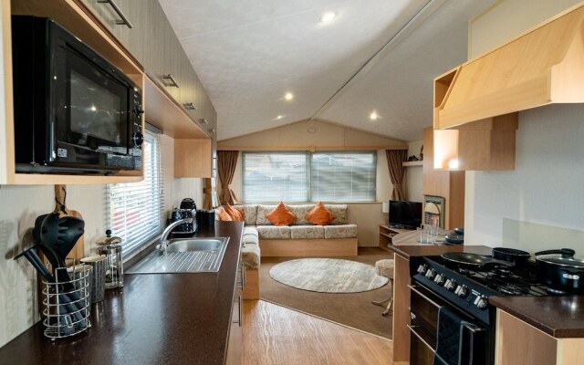 Inviting 3-bed Caravan on Sand Le Mere, Tunstall
