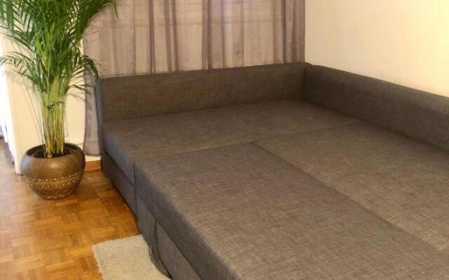 Central 2 bedroom flat in heart of Eaux-vives