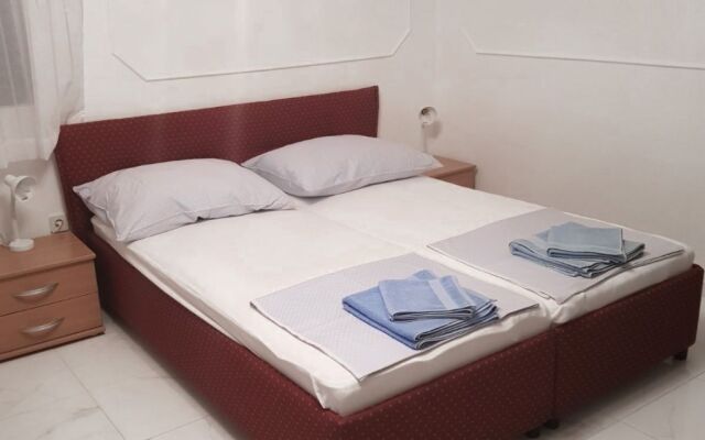 Apartment Makaj - 80 m from the beach : A1 Cove Basina (Jelsa), Island Hvar
