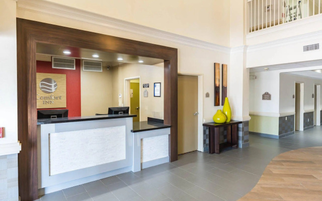 Econo Lodge Inn & Suites East