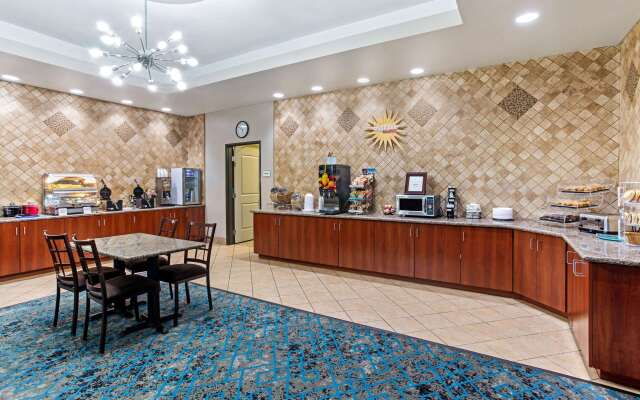 La Quinta Inn & Suites by Wyndham Denver Gateway Park