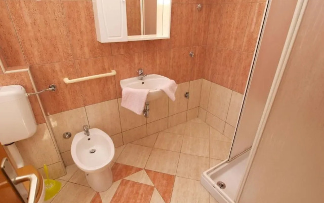 Cozy Apartment in Peroj With Terrace