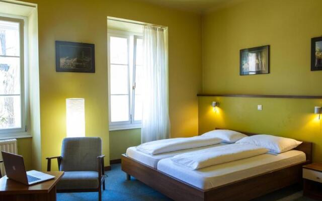Julija&Robert's Riverview Apartments and Rooms