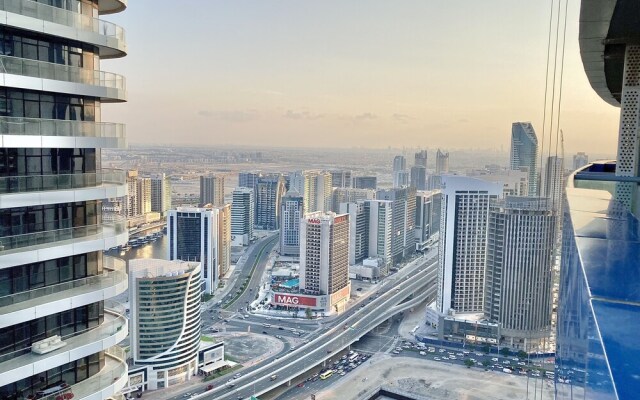 SuperHost - High-rise Chic Apt With Incredible Skyline Views