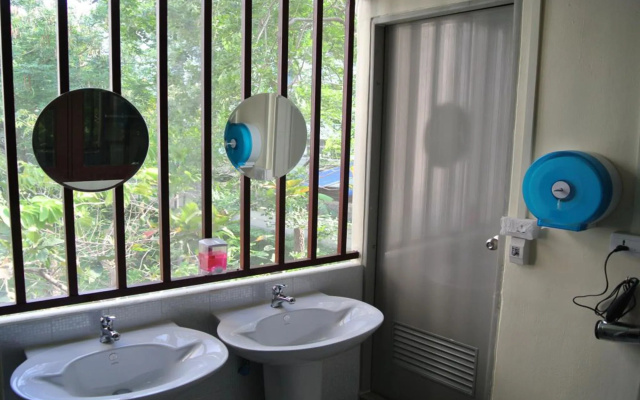 First Inn Bangkok - Hostel