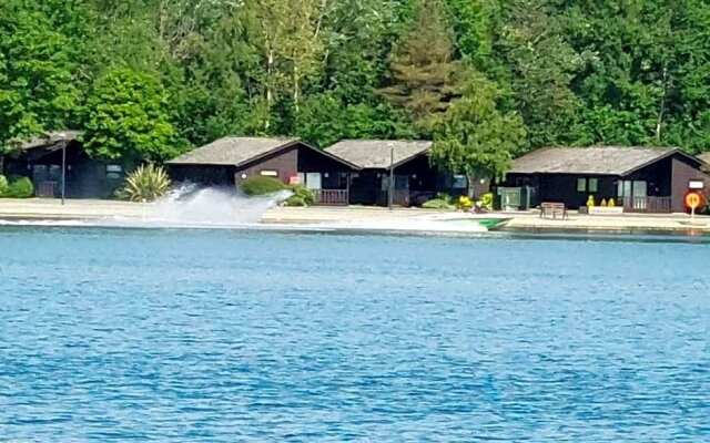 Fenna Lakeside Lodge - Pine Lake Resort