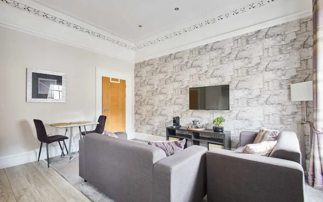 Host Stay Mayford Studio