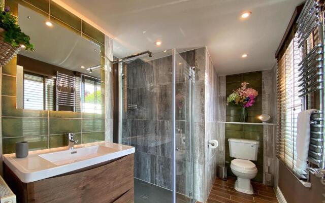 Hambrook House Canterbury - NEW luxury guest house with spa tub