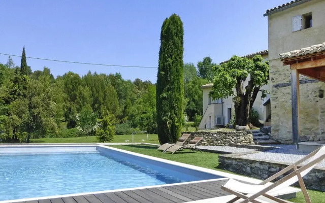 Apartment in Malauctne With Garden