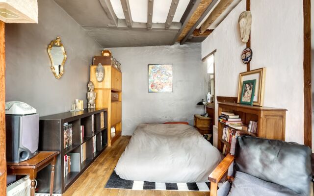 Grand prieuré apartment by Weekome