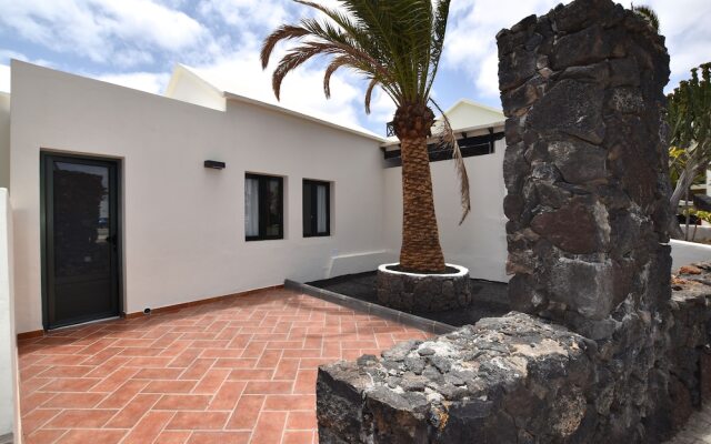 Sunny Bungalow in front of sea