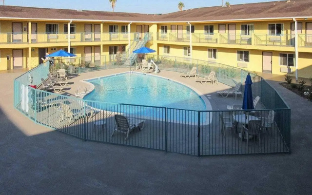 Quality Inn & Suites near Downtown Bakersfield