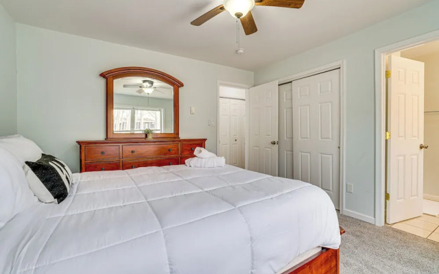 Hot Tub + Decks: Tree-lined Retreat in Pocono Lake