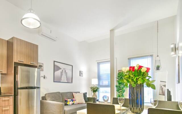 The Main 202 Central Modern Mezzanine Liv MTL