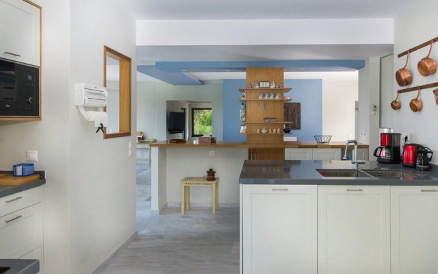 Stylish Villa, Private Pool, Large Garden, sea View, En-suite Bathrooms