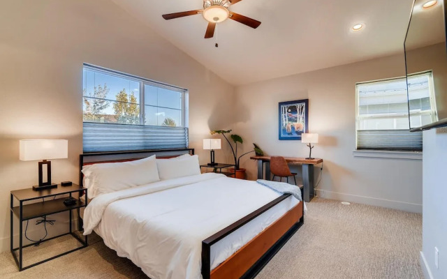 Fancy Townhome Near Old Town, Breweries and River!