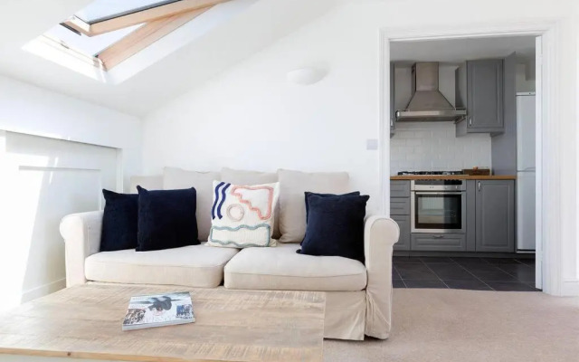 Spacious 3 bedroom flat with terrace