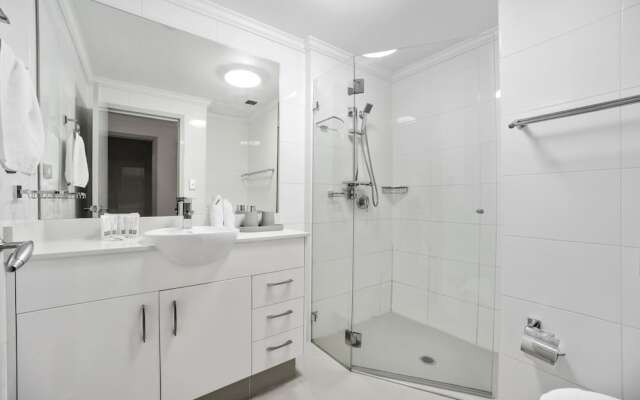 Stylish and Spacious Apt with Double Living Room