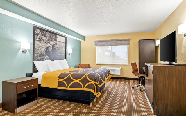 Super 8 by Wyndham Osseo WI