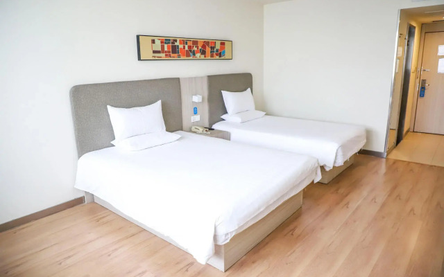 Home Inn JiNan Railway Station Square