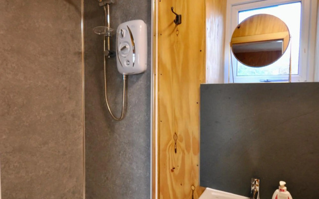 Luxurious underfloor heated Yurt with Hot tub