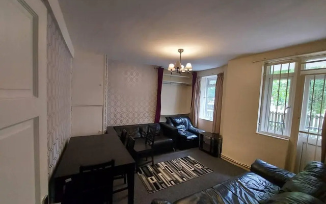 Charming Three Bedroom 5 Double Bed Apt in London