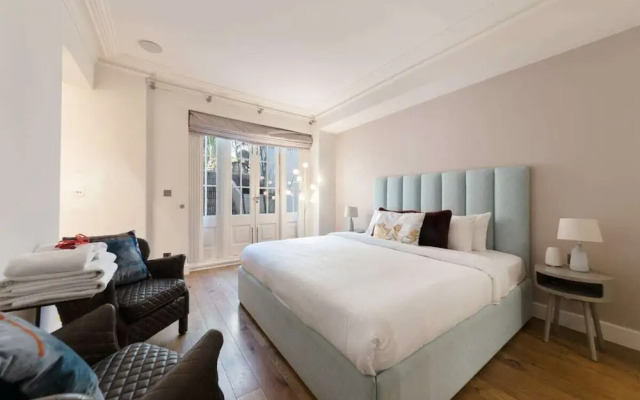 Spacious Designer 2 Bedroom Maisonette With Garden in Chelsea, London