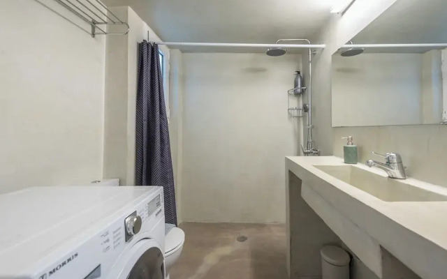 Stylish 2 Bd Urban Retreat Near Panormou