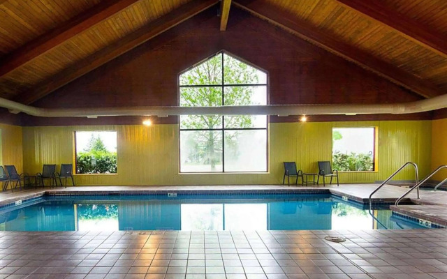 Super 8 by Wyndham Sturtevant/Racine