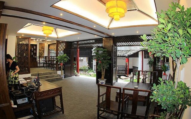 Fenghuang Poshan Inn