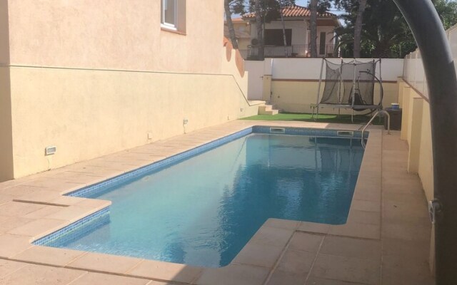 House With Large Private Pool Near the Beach