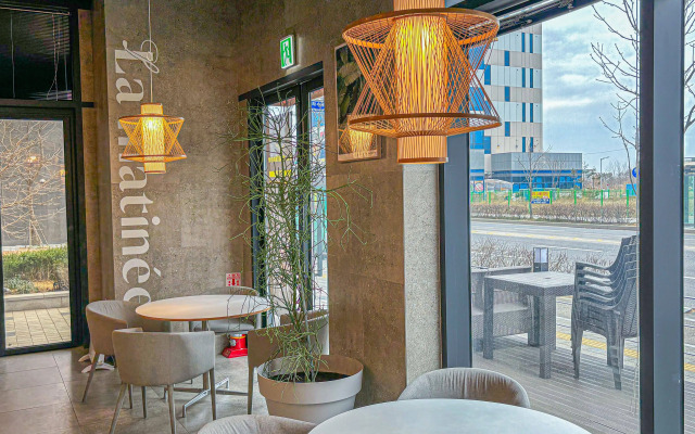 Royal Emporium Incheon Airport Hotel