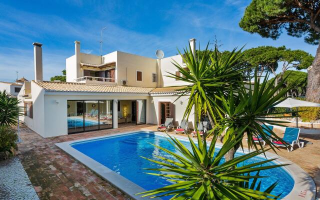 Beautiful 4 bedroom Villa with private pool & gardens close to Marina Vilamoura