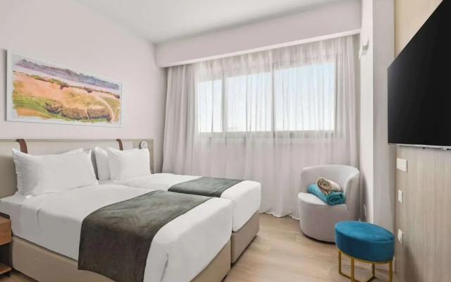 Mercure Larnaca Finikoudes Beach