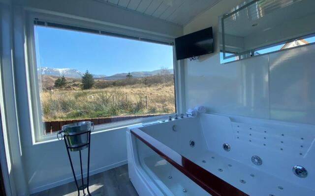 Highland Stays - Ben View Studio Pod & Jacuzzi Bath