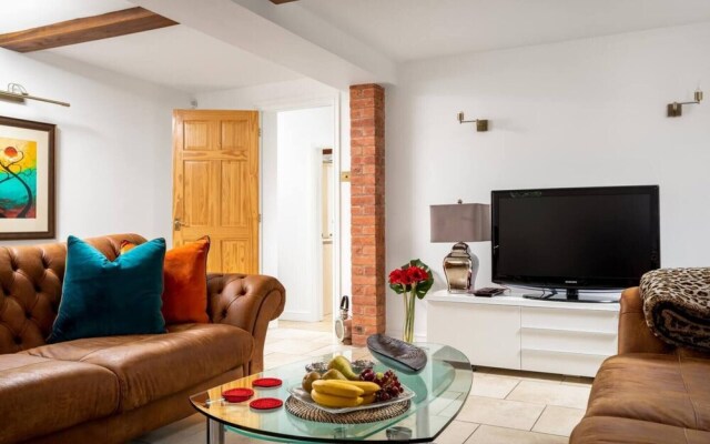 Cotswold Barn Conversion With Private Hot Tub