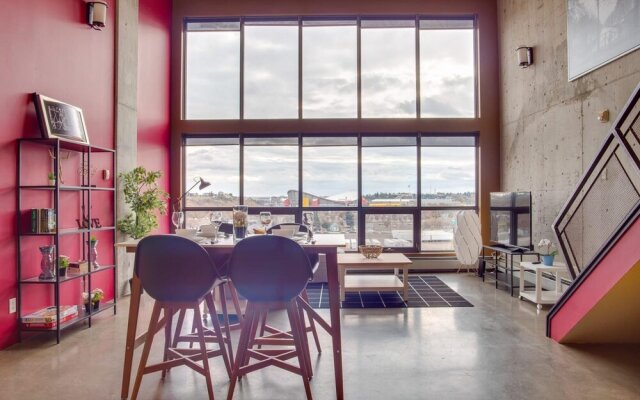 Penthouse Loft w Prking Rooftop Patio BBQ Coffee