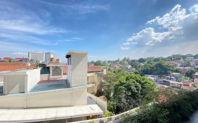 Modern Look 1Br Apartment At Parahyangan Residence Near Unpar