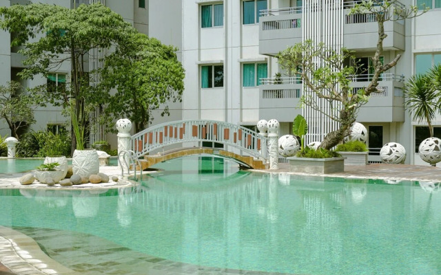 Homey And Modern Studio At Sky Terrace Apartment