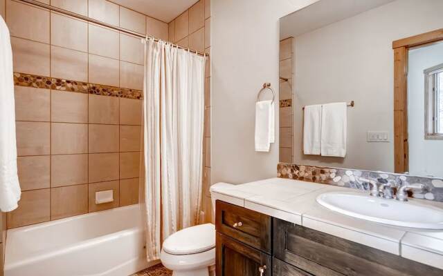 Dunkin Hill Lodge 5 Bedroom Home by RedAwning