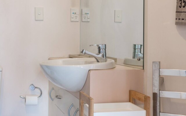 Cosy 2 Bedroom CBD Apartment With Balcony