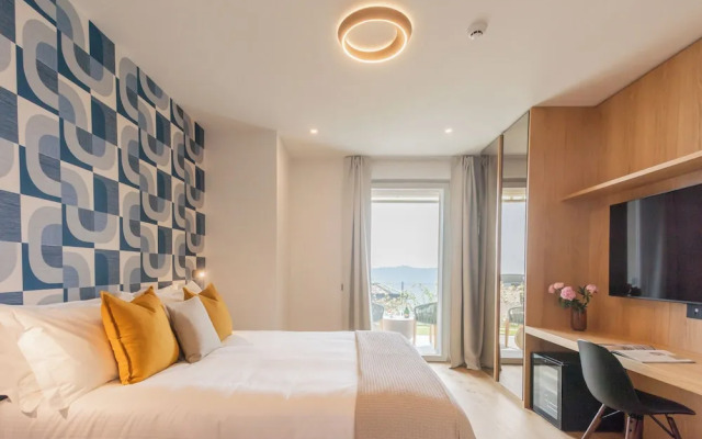 Pureview Luxury Suites, with breakfast & pool