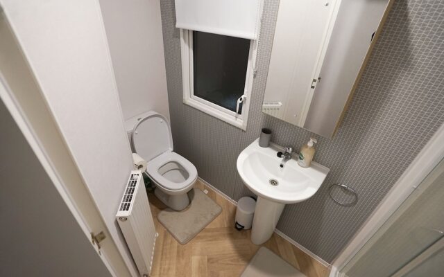 Inviting 3-bed Lodge in Preston hot tub