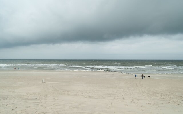 Comfy Lodge with 2 Bathrooms near Beach