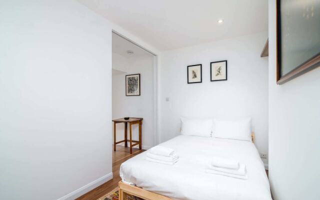 2BR Home in London W/terrace + Parking