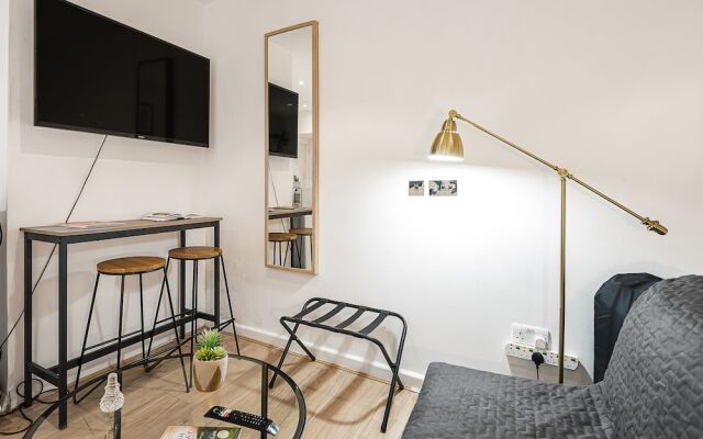Beautiful Hyde Park Studio Flat
