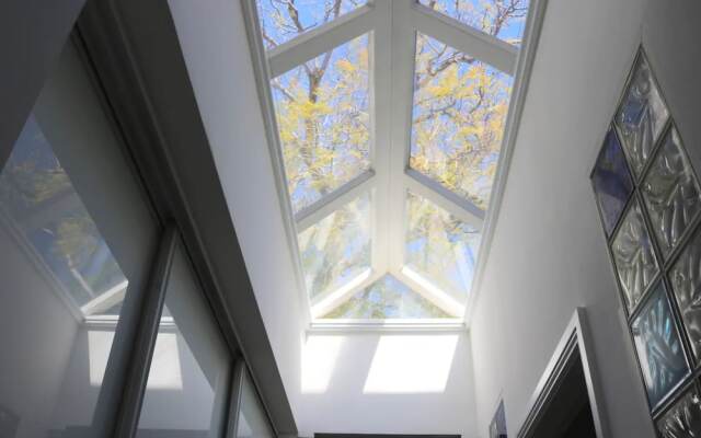 Elegant 2 Bedroom House in Inner City Oasis