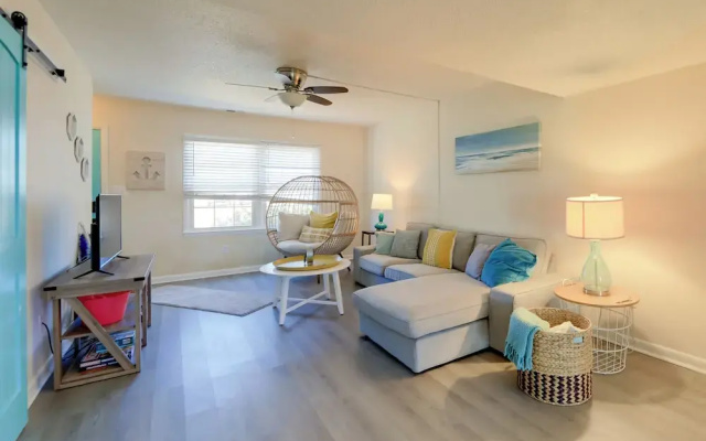 1/2 Mi to Atlantic Beach: Townhome w/ Balcony!
